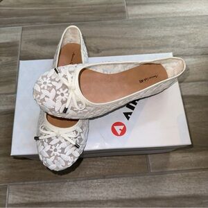 American Eagle Women's White Lace Floral Flats